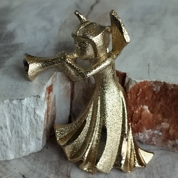 Vintage Herald Angel Trumpet Gold Tone Pin Brooch Small Christmas Holiday Pin - Picture 1 of 6